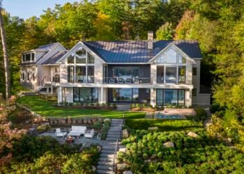 Modern lakeside house harmonizes with its serene setting of Lake Winnipesaukee