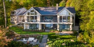 Modern lakeside house harmonizes with its serene setting of Lake Winnipesaukee Modern lakeside house harmonizes with its serene setting of Lake Winnipesaukee