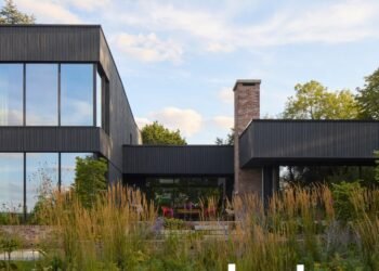 Openings "dissolve boundaries" at Sable House by Allan Joyce Architects
