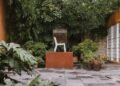 Recycled-plastic plinths hold furniture at "secret" Barragán house in Mexico City Recycled-plastic plinths hold furniture at "secret" Barragán house in Mexico City