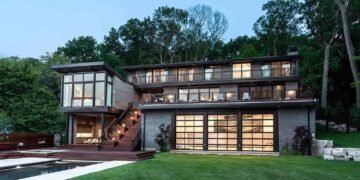 This contemporary lake house steps down a hillside on Wisconsin’s Lake Geneva This contemporary lake house steps down a hillside on Wisconsin’s Lake Geneva